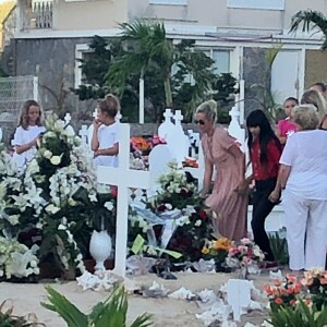 Laeticia Hallyday, ses filles Jade et Joy, Elyette Mamie rock (grand-mère de L. Hallyday), Jean Reno et sa femme Zofia se recueillent sur la tombe de Johnny Hallyday le lendemain de l'enterrement au cimetière marin de Lorient sur l'île Saint-Barthélemy, le 12 décembre 2017.