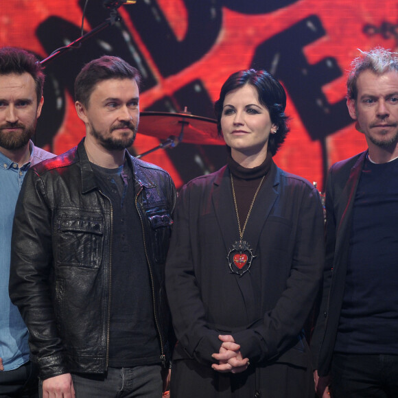 Le groupe The Cranberries - Noel et Mike Hogan, Dolores O'Riordan et Fergal Lawler - sur un plateau télé à Milan en février 2012.
