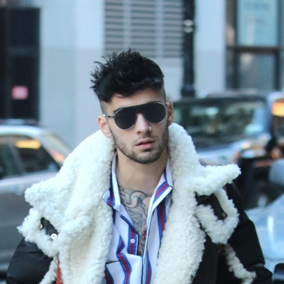 Zayn Malik pose avec ses fans après avoir quitté l'appartement de sa compagne Gigi Hadid à New York le 13 janvier 2018.