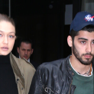 Gigi Hadid et son compagnon Zayn Malik sortent d'un immeuble main dans la main à New York. Les amoureux viennent de fêter les 22 ans de Gigi. Le 25 avril 2017