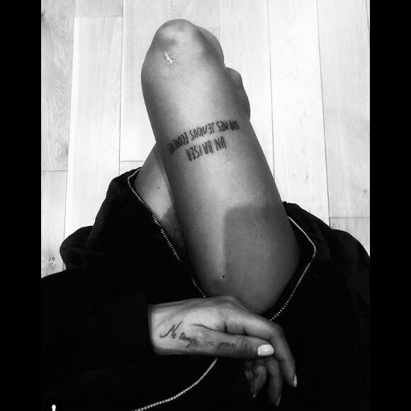 Shy'm dévoile son nouveau tatouage sur la cuisse droite sur Instagram le 16 janvier 2018.