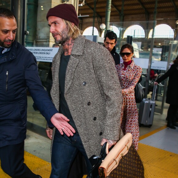 David et Victoria Beckham arrivent à Paris par l'Eurostar en provenance de Londres le 17 janvier 2018. David porte un sac Vuitton. © Cyril Moreau/Bestimage