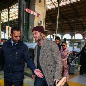 David et Victoria Beckham arrivent à Paris par l'Eurostar en provenance de Londres le 17 janvier 2018. David porte un sac Vuitton. © Cyril Moreau/Bestimage