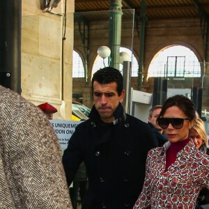 David et Victoria Beckham arrivent à Paris par l'Eurostar en provenance de Londres le 17 janvier 2018. David porte un sac Vuitton. © Cyril Moreau/Bestimage