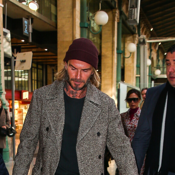 David et Victoria Beckham arrivent à Paris par l'Eurostar en provenance de Londres le 17 janvier 2018. David porte un sac Vuitton. © Cyril Moreau/Bestimage