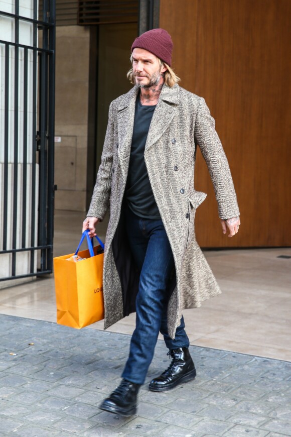 David Beckham sort de la maison Louis Vuitton à Paris le 17 janvier 2018.