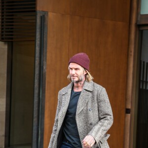 David Beckham sort de la maison Louis Vuitton à Paris le 17 janvier 2018.