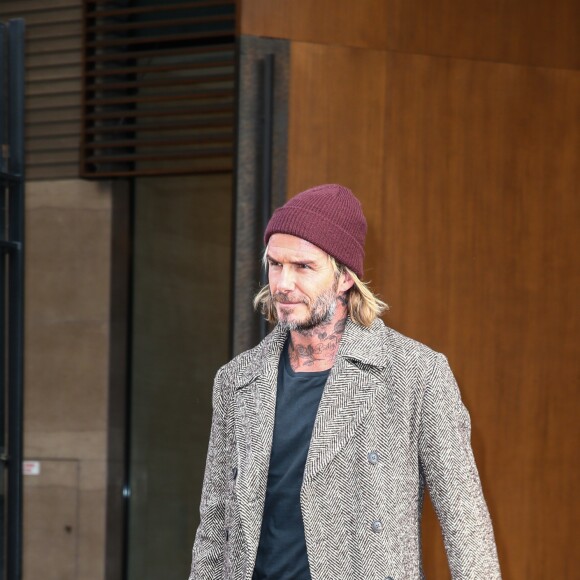 David Beckham sort de la maison Louis Vuitton à Paris le 17 janvier 2018.