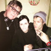 Dolores O'Riordan entre Andy Rourke (The Smiths) et son amoureux Olé Koretsky, photo Instagram du groupe D.A.R.K le 1er janvier 2017. Le trio collaborait depuis 2014 et a sorti en septembre 2016 l'album Science Agrees.