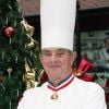 Paul Bocuse devant son restaurant à Collonges-au-Mont-d'Or le 2 décembre 2001