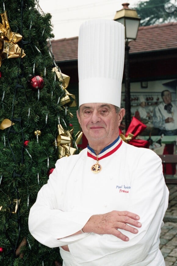 Paul Bocuse devant son restaurant à Collonges-au-Mont-d'Or le 2 décembre 2001