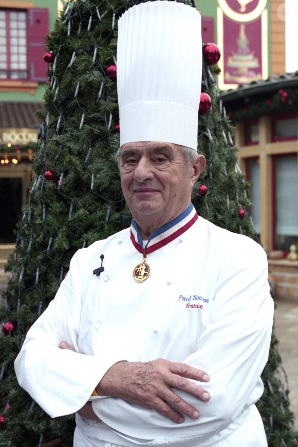 Paul Bocuse posant devant son restaurant à Collonges-au-Mont-d'Or le 2 décembre 2001