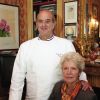 Paul Bocuse et sa femme dans leur restaurant à Collonges-au-Mont-d'Or le 2 décembre 2001