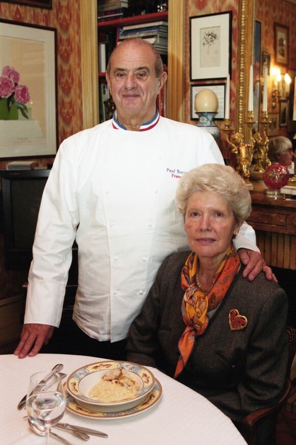 Paul Bocuse et sa femme dans leur restaurant à Collonges-au-Mont-d'Or le 2 décembre 2001