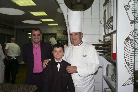 Paul Bocuse et un jeune étudiant en restauration dans les cuisines de son restaurant le 2 décembre 2007