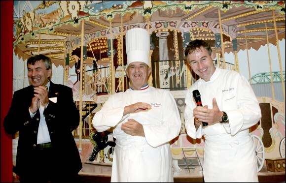 Paul Bocuse avec Pierre Carrier lors d'une soirée de gala en novembre 2004 dans son restaurant L'Abbaye du Pont de Collonges.