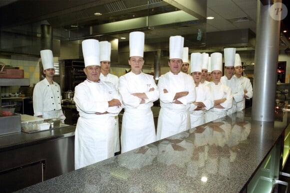 Paul Bocuse et son équipe dans une de ses brasseries à Lyon le 2 décembre 2007.