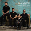 Dolores O'Riordan, les frères Noel et Mike Hogan et Fergal Lawler en photo pour la pochette de Something Else, le dernier album de The Cranberries, en 2017.