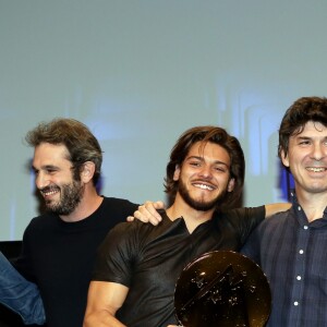 Rayane Bensetti, Grand Prix pour le film "La Finale", le réalisateur Robin Sykes lors de la soirée de clôture et remise de prix du 21ème festival international du film de comédie de l'Alpe d'Huez le 20 janvier 2018. © Dominique Jacovides / Bestimage