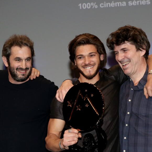 Rayane Bensetti, Grand Prix pour le film "La Finale", le réalisateur Robin Sykes lors de la soirée de clôture et remise de prix du 21ème festival international du film de comédie de l'Alpe d'Huez le 20 janvier 2018. © Dominique Jacovides / Bestimage