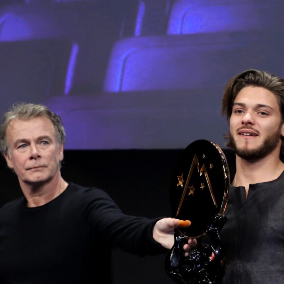 Franck Dubosc, président du jury, Rayane Bensetti, Grand Prix pour le film "La Finale" lors de la soirée de clôture et remise de prix du 21ème festival international du film de comédie de l'Alpe d'Huez le 20 janvier 2018. © Dominique Jacovides / Bestimage