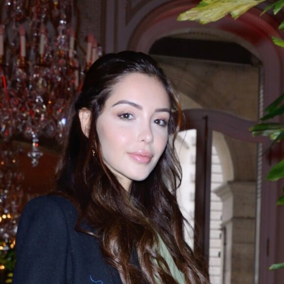 Nabilla Benattia assiste au défilé Franck Sorbier à l'Hôtel Regina. Paris, le 24 janvier 2018.