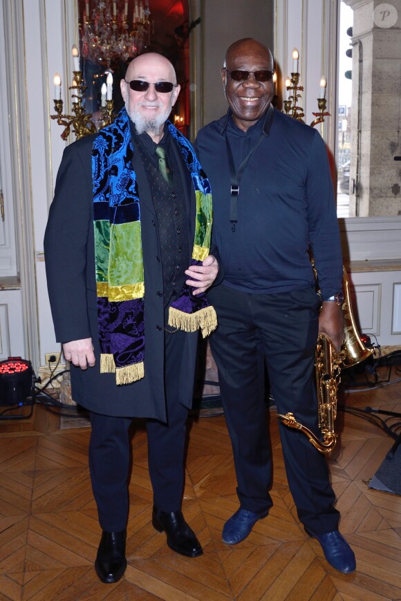 Charlelie Couture et Manu Dibango assistent au défilé Franck Sorbier à l'Hôtel Regina. Paris, le 24 janvier 2018.