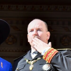 La princesse Charlène de Monaco et le prince Albert II de Monaco au balcon du palais lors de la fête nationale monégasque, à Monaco, le 19 novembre 2017. © Dominique Jacovides/Bestimage