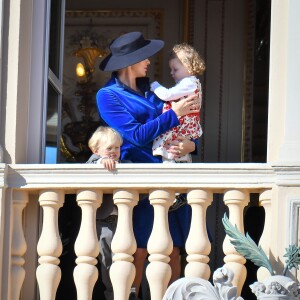 La princesse Charlene de Monaco avec ses enfants le prince Jacques et la princesse Gabriella au balcon du palais lors de la fête nationale monégasque, à Monaco, le 19 novembre 2017. © Dominique Jacovides/Bestimage