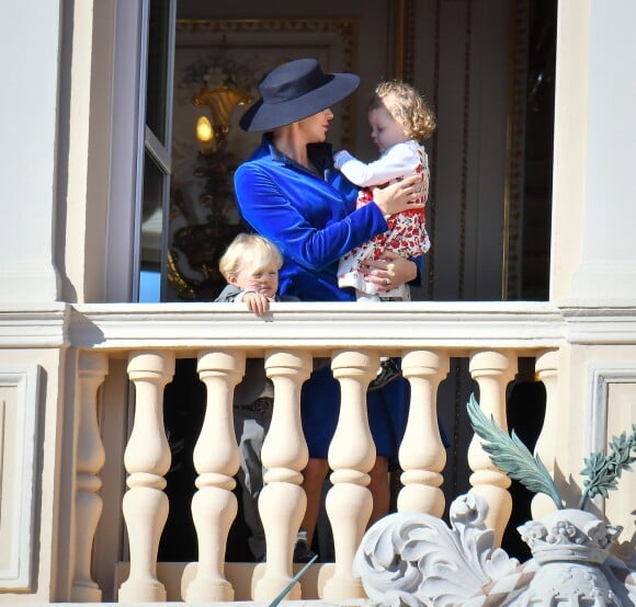 La princesse Charlene de Monaco avec ses enfants le prince Jacques et la princesse Gabriella au balcon du palais lors de la fête nationale monégasque, à Monaco, le 19 novembre 2017. © Dominique Jacovides/Bestimage