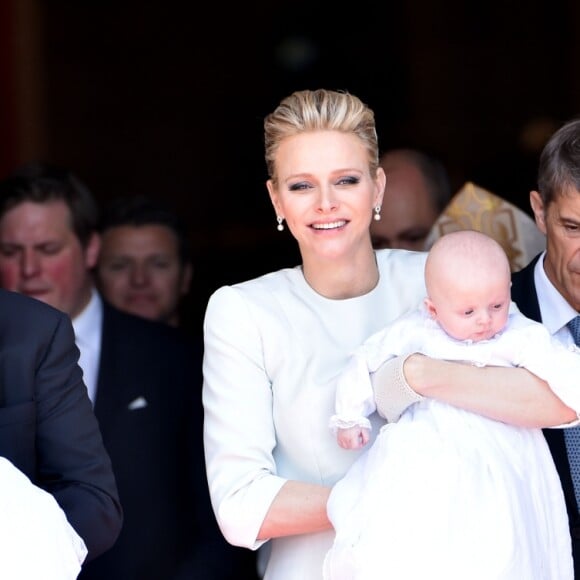 Le prince Albert II de Monaco avec la princesse Gabriella, la princesse Charlène de Monaco avec le prince Jacques - Baptême des enfants princiers de LL.AA.SS. le prince Albert II de Monaco et la princesse Charlène, S.A.S. le prince héréditaire Jacques et S.A.S. la princesse Gabriella en la Cathédrale de Monaco en présence des membres de la famille princière et de la famille Wittstock.