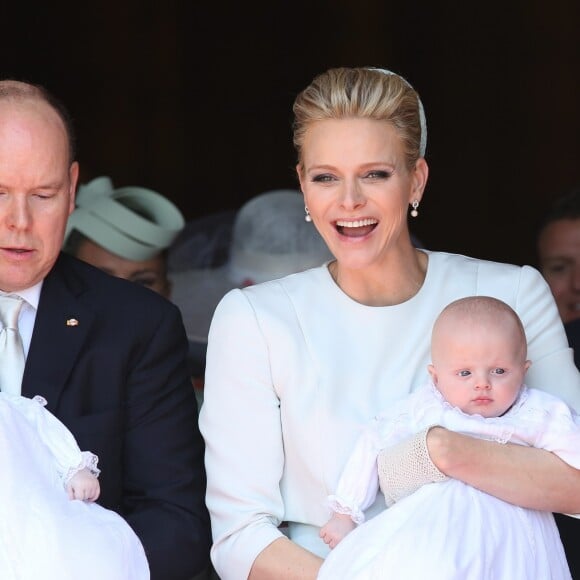 Le prince Albert II de Monaco avec la princesse Gabriella, la princesse Charlène de Monaco avec le prince Jacques - Baptême des enfants princiers de LL.AA.SS. le prince Albert II de Monaco et la princesse Charlène, S.A.S. le prince héréditaire Jacques et S.A.S. la princesse Gabriella en la Cathédrale de Monaco en présence des membres de la famille princière et de la famille Wittstock.