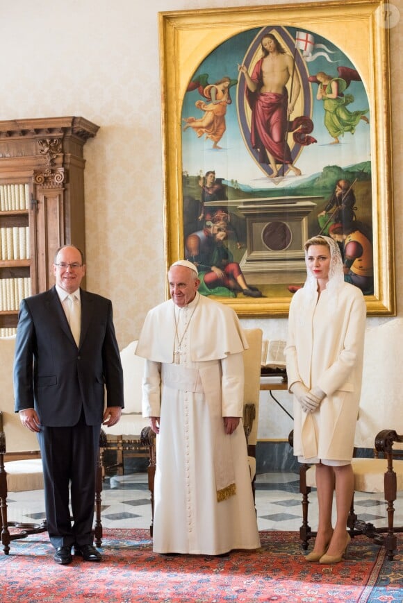 Le prince Albert II et la princesse Charlene de Monaco reçus par le Pape François lors d'une audience privée au Vatican, le 18 janvier 2016. © Gaëtan Luci/Palais Princier/Pool Restreint/ Bestimage