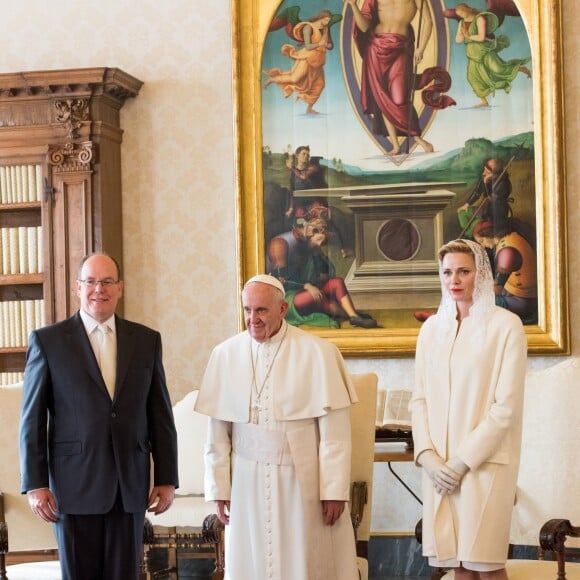 Le prince Albert II et la princesse Charlene de Monaco reçus par le Pape François lors d'une audience privée au Vatican, le 18 janvier 2016. © Gaëtan Luci/Palais Princier/Pool Restreint/ Bestimage