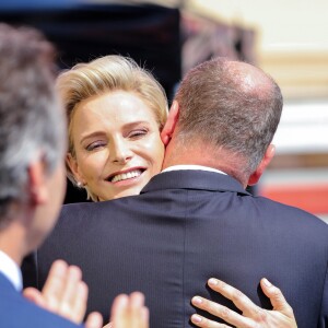 La princesse Charlene et le prince Albert II de Monaco s'embrassent après le discours en français de la princesse qui a beaucoup ému le prince lors des célébrations des 10 ans de règne du prince Albert II de Monaco à Monaco, le 11 juillet 2015.