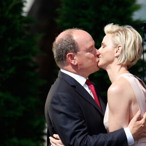 La princesse Charlene de Monaco et le prince Albert II de Monaco s'embrassent après le discours en français de la princesse lors des célébrations de ses 10 ans de règne.