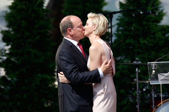 La princesse Charlene de Monaco et le prince Albert II de Monaco s'embrassent après le discours en français de la princesse lors des célébrations de ses 10 ans de règne.