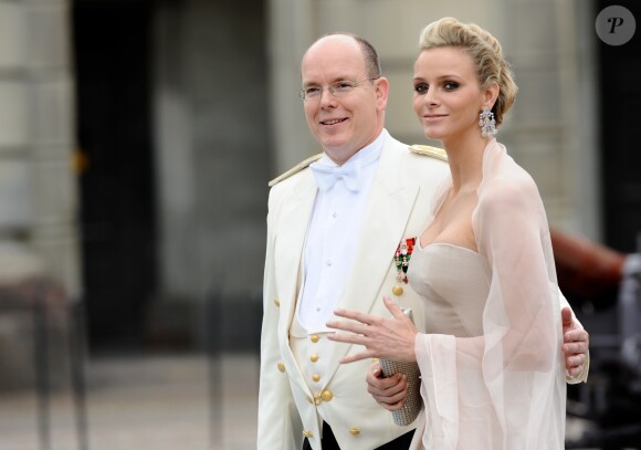 Le prince Albert II de Monaco et Charlene Wittstock le 19 juin 2010 à Stockholm au mariage de la princesse héritière Victoria de Suède.