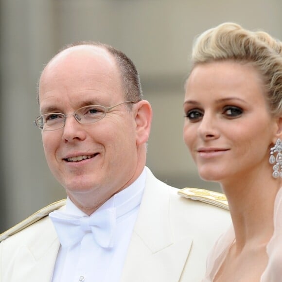 Le prince Albert II de Monaco et Charlene Wittstock le 19 juin 2010 à Stockholm au mariage de la princesse héritière Victoria de Suède.