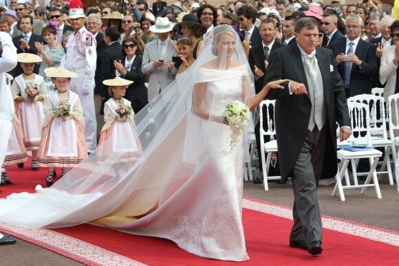 Charlene Wittstock menée par son père Michael le 2 juillet 2011 lors de son mariage avec le prince Albert II de Monaco.