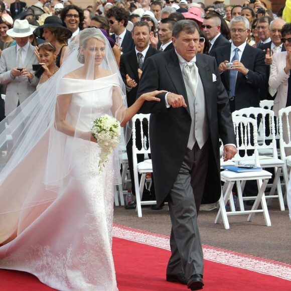 Charlene Wittstock menée par son père Michael le 2 juillet 2011 lors de son mariage avec le prince Albert II de Monaco.