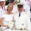 Charlene Wittstock et le prince Albert II de Monaco lors de leur mariage religieux sur le Rocher le 2 juillet 2011.