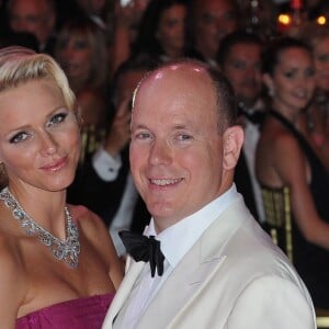 La princesse Charlene et le prince Albert II de Monaco lors du Bal de la Croix-Rouge le 5 août 2011, un mois après leur mariage.