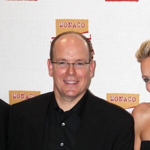 Le prince Albert II de Monaco et Charlene Wittstock le 30 juin 2011, assistant à un concert des Eagles au stade Louis-II à la veille de leur mariage.