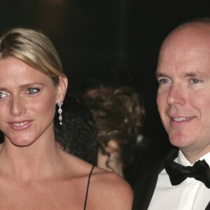 Charlene Wittstock et le prince Albert II de Monaco le 28 mai 2006 lors de la première sortie officielle du couple à l'occasion du gala de l'Automobile Club en marge du Grand Prix de Formule 1 à Monaco.