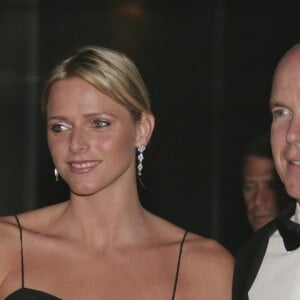 Charlene Wittstock et le prince Albert II de Monaco le 28 mai 2006 lors de la première sortie officielle du couple à l'occasion du gala de l'Automobile Club en marge du Grand Prix de Formule 1 à Monaco.