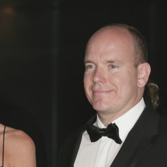 Charlene Wittstock et le prince Albert II de Monaco le 28 mai 2006 lors de la première sortie officielle du couple à l'occasion du gala de l'Automobile Club en marge du Grand Prix de Formule 1 à Monaco.