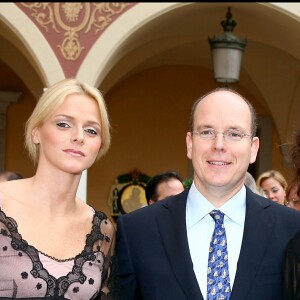 Charlene Wittstock et le prince Albert II de Monaco lors d'un cocktail au palais princier dans le cadre du 47e Festival de la télévision de Monte-Carlo le 13 juin 2007.