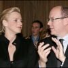 Charlene Wittstock et le prince Albert II de Monaco le 1er décembre 2007 lors d'une vente aux enchères au profit de Fight Aids Monaco.