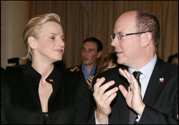 Charlene Wittstock et le prince Albert II de Monaco le 1er décembre 2007 lors d'une vente aux enchères au profit de Fight Aids Monaco.